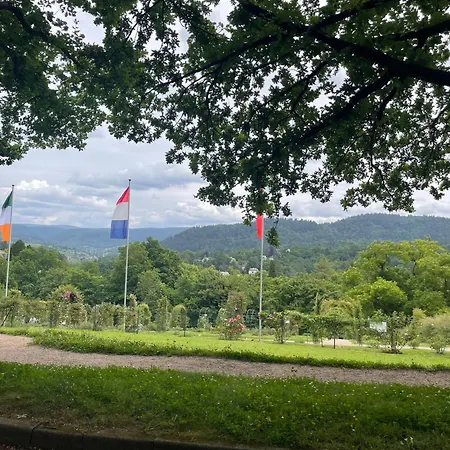 Rose Garden Retreat Private Terrace Daire